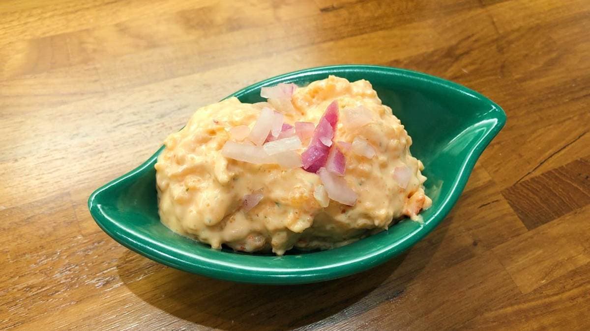 小菜提供「龍蝦沙拉」，在拉麵店是不太常見的菜色。（圖片來源：腦波弱太太）