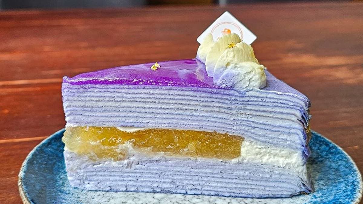「海洋千層」是宜蘭限定口味，蝶豆花鮮奶油渲染出夢幻外觀。（圖片來源：宜蘭ㄚ欣的美食日誌）