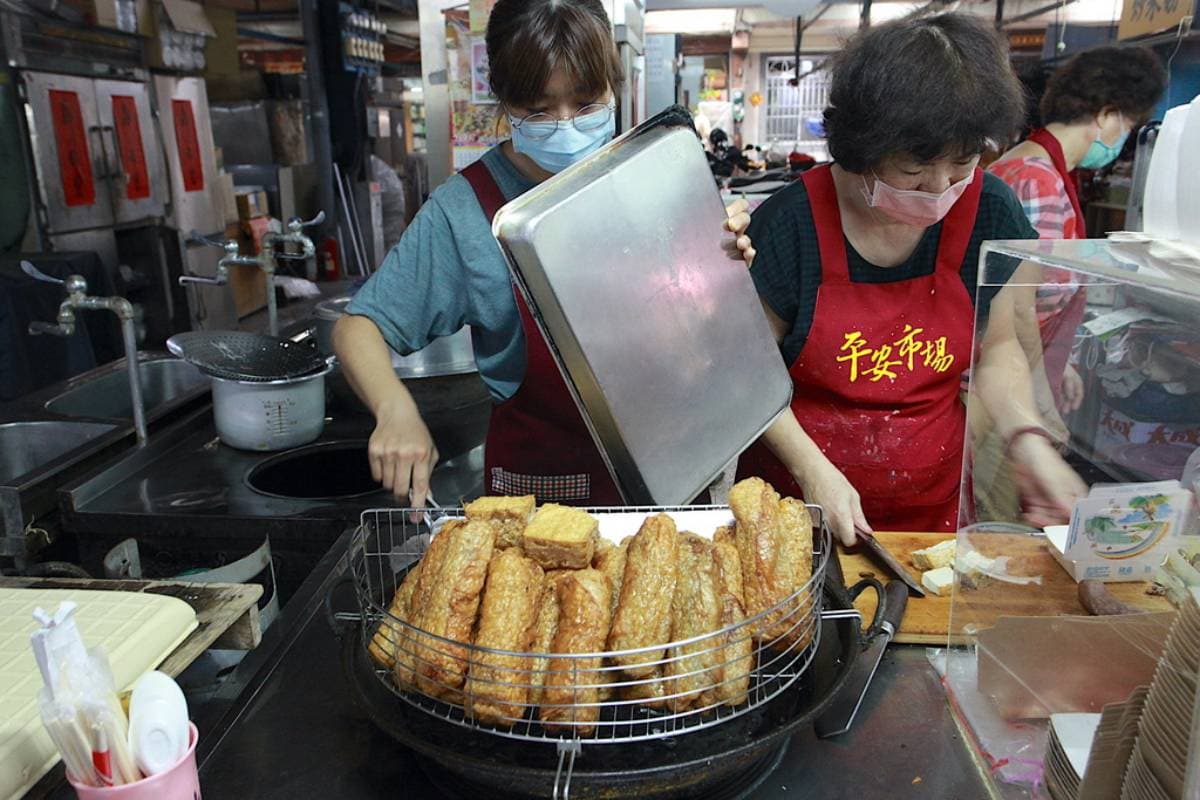 只有高雄吃得到！老市場90年「獨創豬肝捲」，金黃豆皮包「豆薯」口感超Q彈