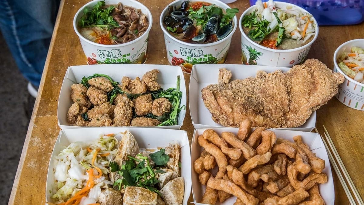 餐點的品項很多，包含雞排、麵線、臭豆腐等，在這裡通通都能吃得到。（圖片來源：大手牽小手玩樂趣）