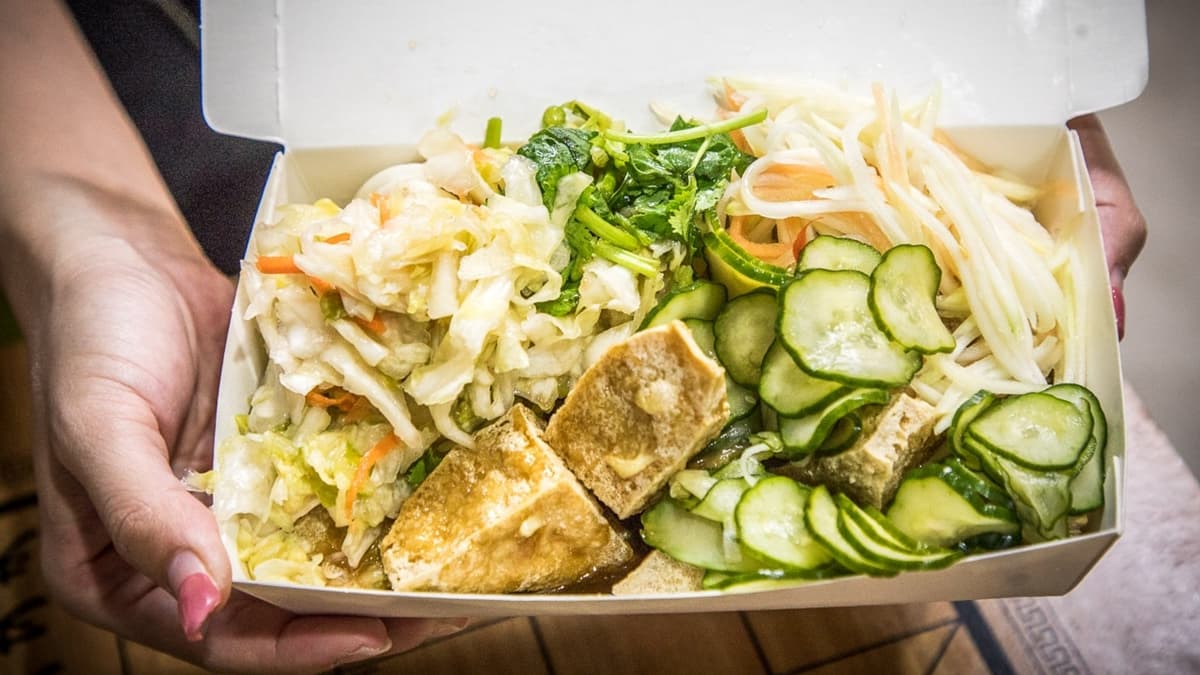 臭豆腐的配料有泰式青木瓜、雪翠泡菜和小黃瓜，堆到直接淹沒臭豆腐。（圖片來源：大手牽小手玩樂趣）