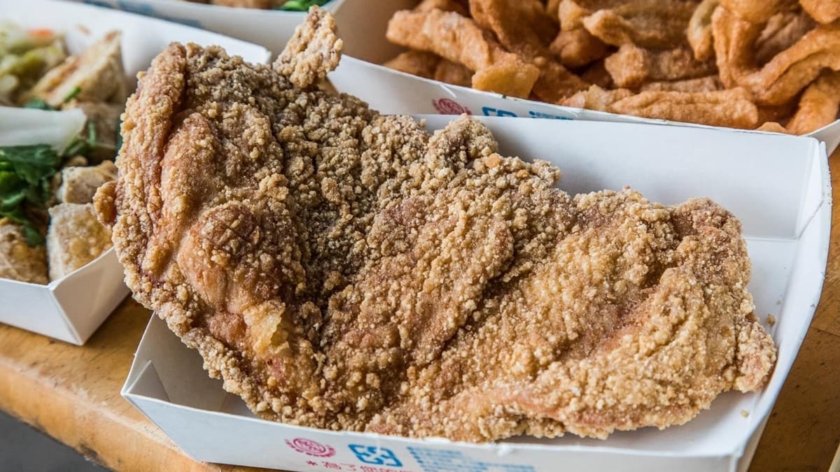 「炸雞排」肉質夠嫩且多汁，吃起來很酥脆，胡椒香氣十足。（圖片來源：大手牽小手玩樂趣）