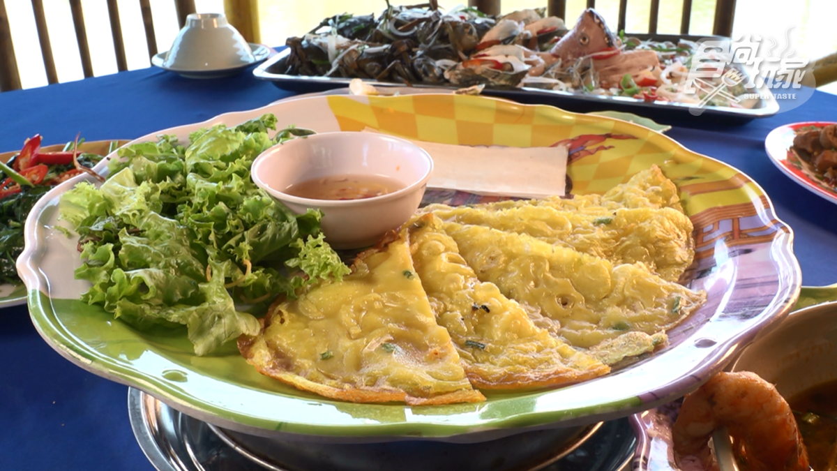 「薑黃煎餅」外皮煎得酥脆，還帶有奶油香氣。