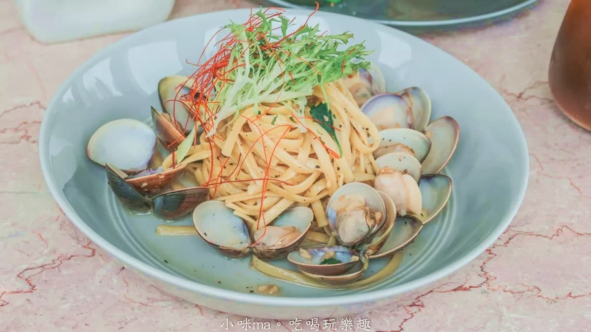 「白酒蛤蜊義大利麵」裡的蛤蜊很多，每一顆肉質都很飽滿。（圖片來源：小咪ma．吃喝玩樂趣）