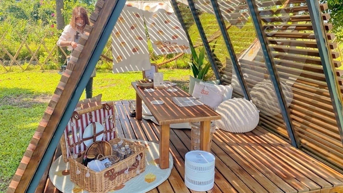 戶外還打造網美風格的三角木屋，可以來這悠閒野餐超浪漫。（圖片來源：巧莉的世界流浪筆記）