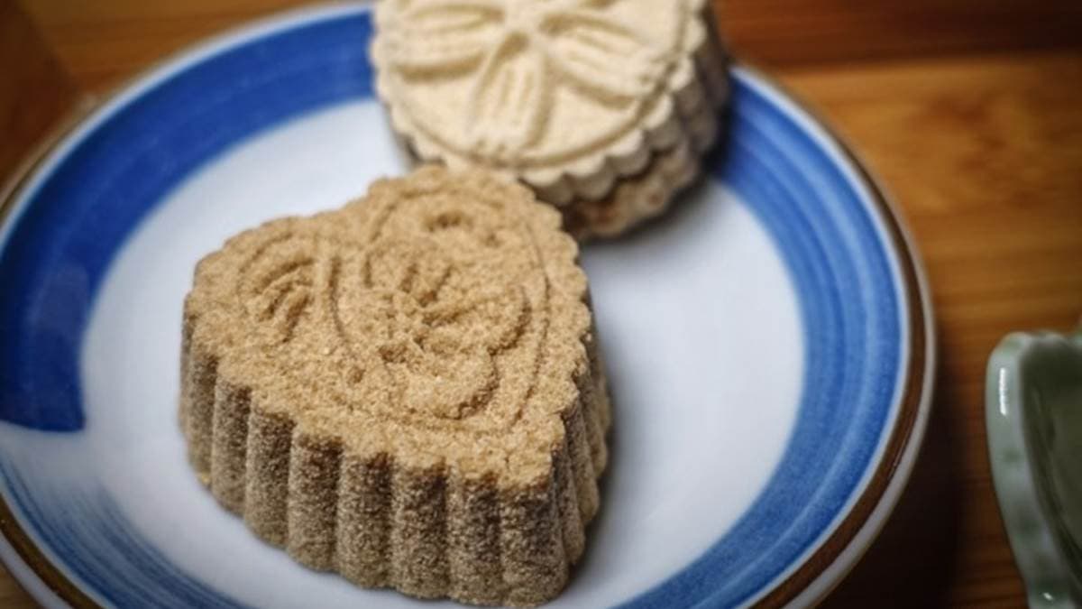 綠豆糕的香氣濃郁，桂花糕口味鹹甜得宜，都是招牌糕點。（圖片來源：阿綿吃FUN最大）