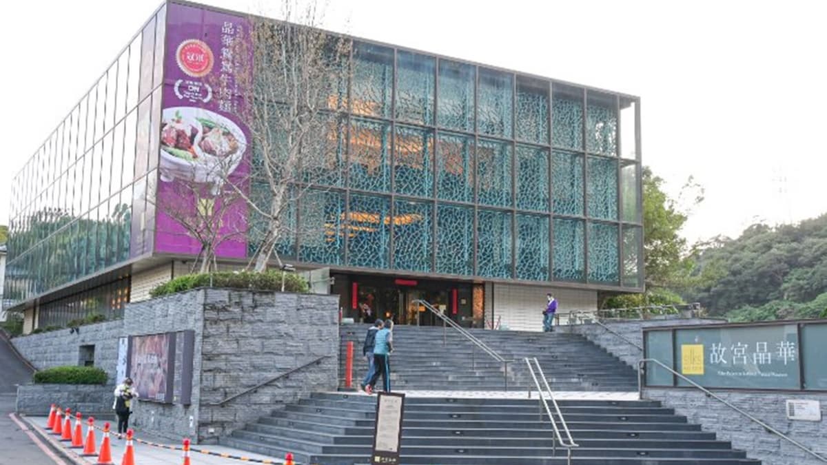 「故宮晶華」位在故宮博物院旁邊，周邊設有停車場。（圖片來源：女子的休假計劃）