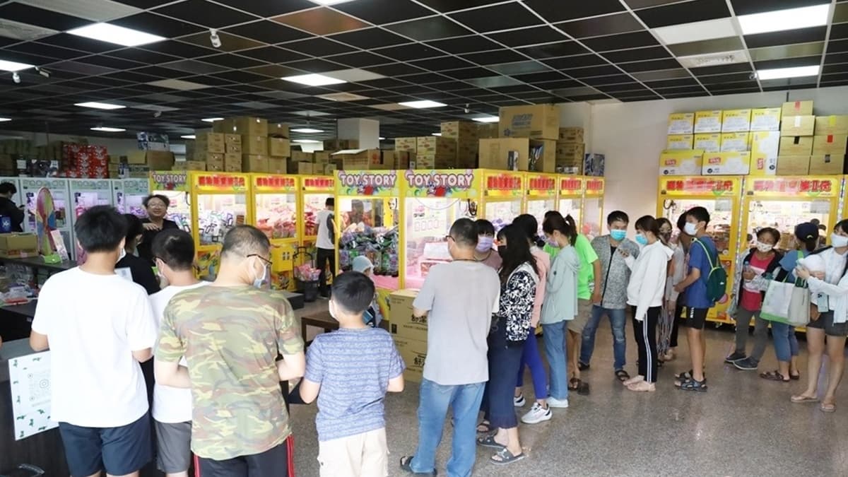 店內不定期會推出抽獎活動，吸引不少人爭先恐後來排隊。（圖片來源：熱血玩台南。跳躍新世界）