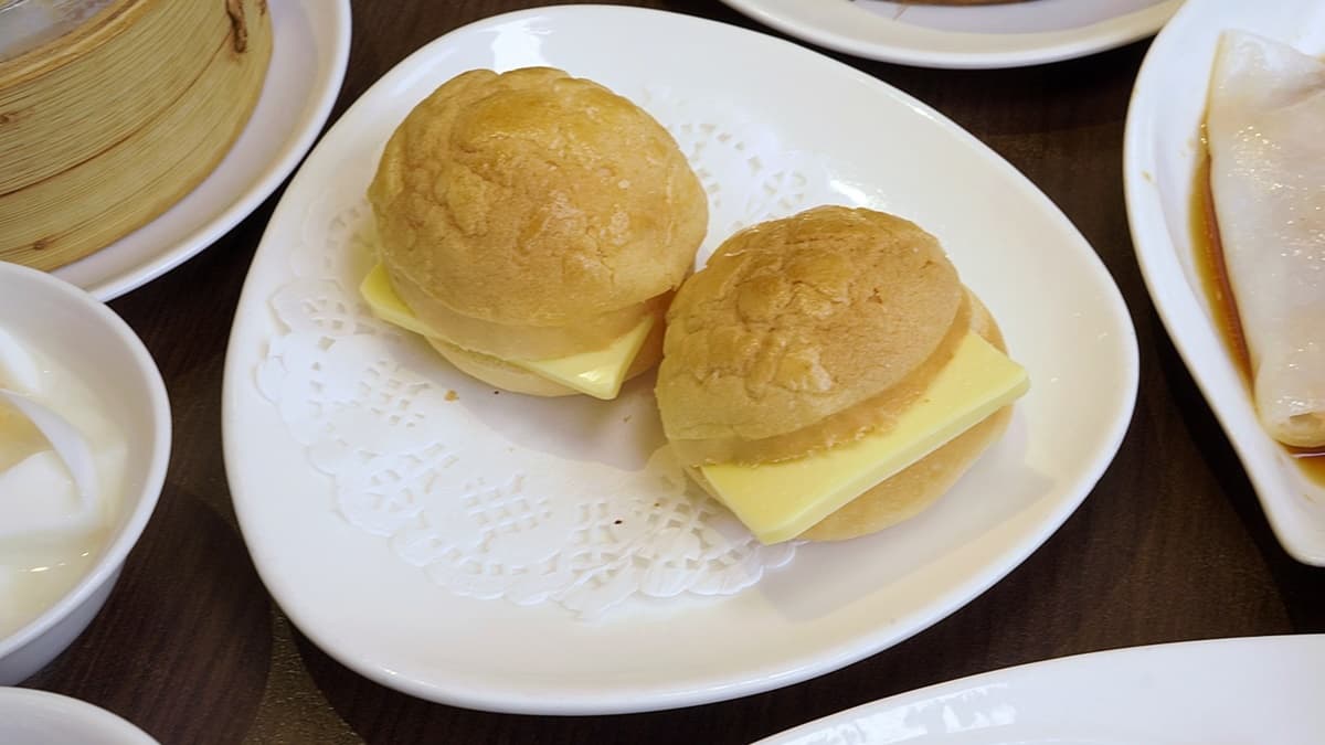 「冰火菠蘿油」有著鹹甜滋味，很適合當作飯後點心。（圖片來源：柚香魚子醬的蹦蹦跳跳）