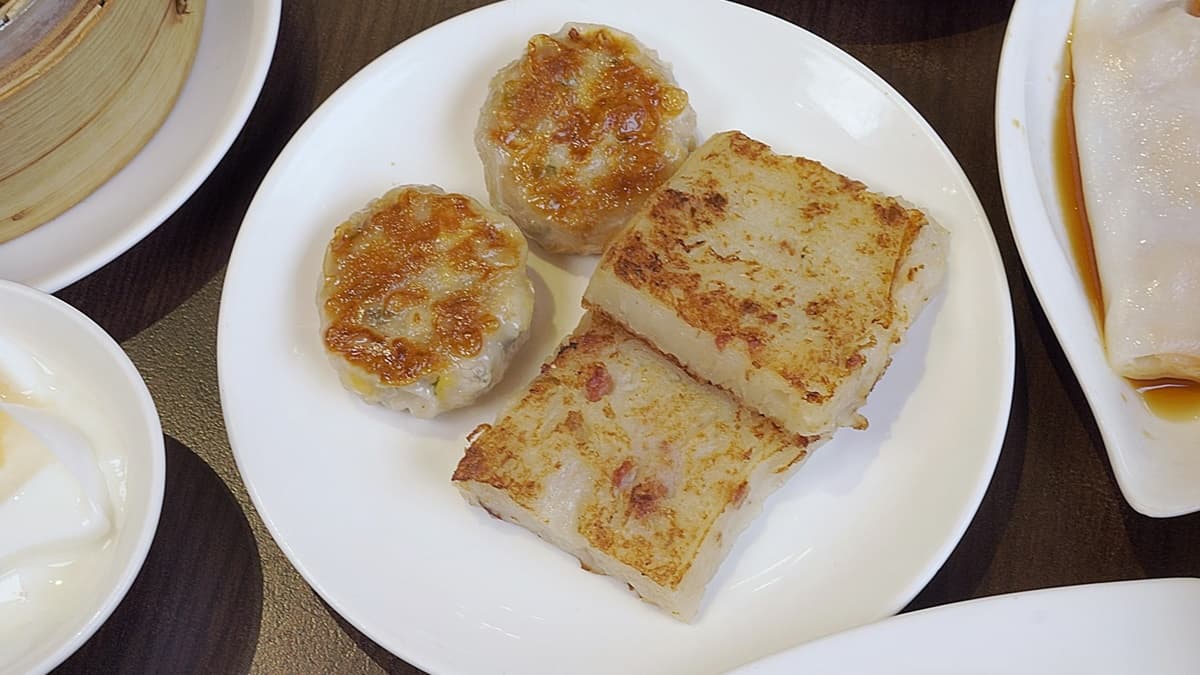 「香煎蘿蔔糕」吃得出蘿蔔清香，上桌時還會有點「恰恰」的口感。（圖片來源：柚香魚子醬的蹦蹦跳跳）