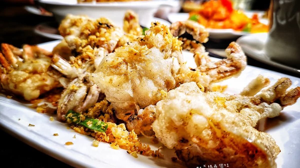 「避風塘炒蟹」酥脆到連殼都能直接吃，上面鋪了滿滿豆酥增添口感。（圖片來源：一對爸媽兩個娃的吃貨人生）