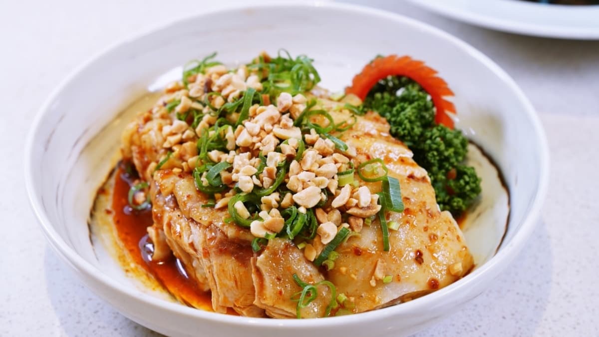 「成都口水雞」皮Ｑ肉嫩，醬汁則是微辣帶麻。（圖片來源：Daphne 探索生活趣）
