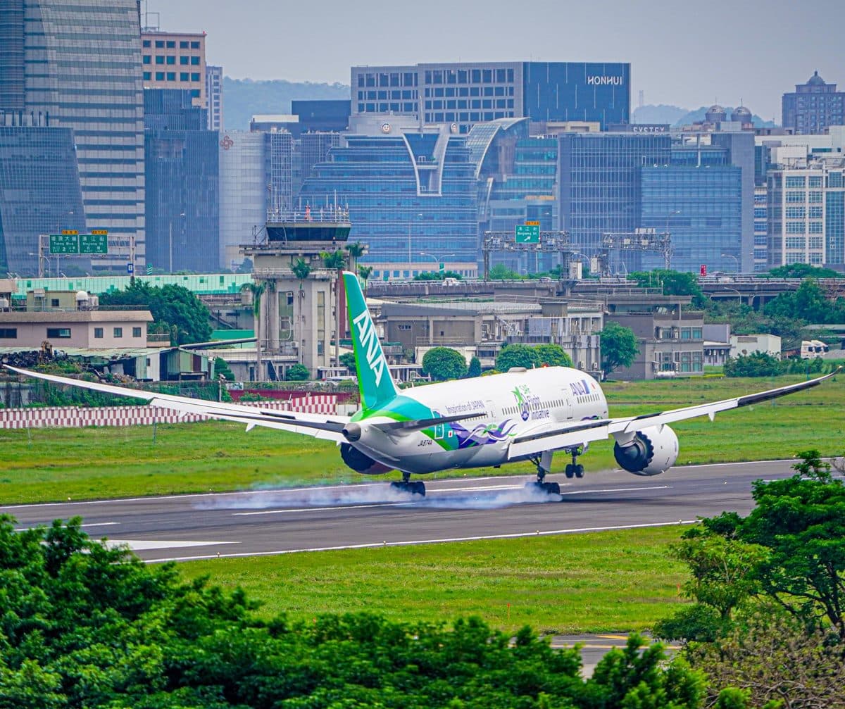 商場鄰近飛機起降。（圖片來源：松山機場）