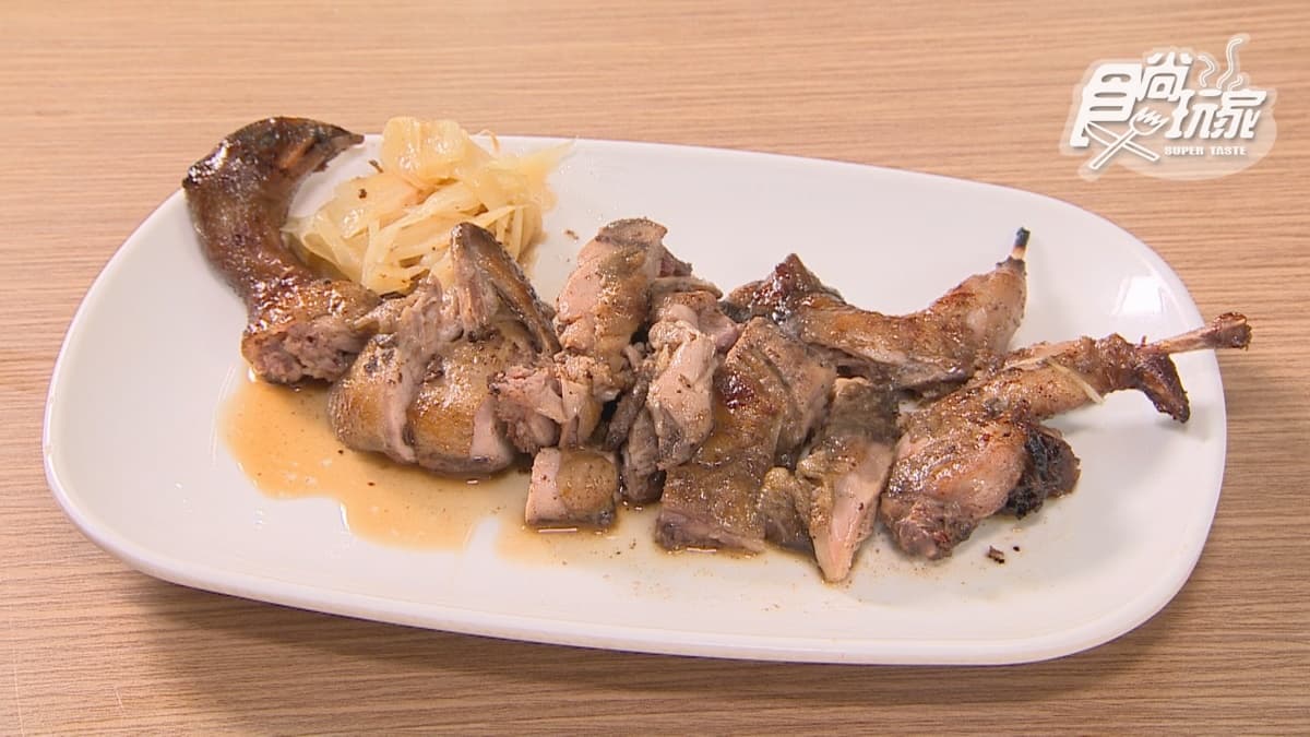 招牌鳥肉肉質很Q嫩，還帶有滿滿油脂香。