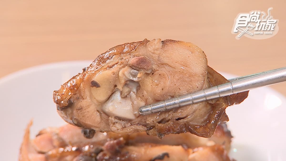 店裡的招牌鳥肉、雞屁股、雞腿肉都是必點品項。