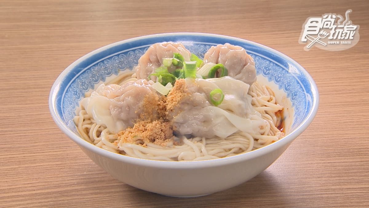 「鮮蝦抄手麵」還有加花生粉，拌麵吃多了一股香氣。
