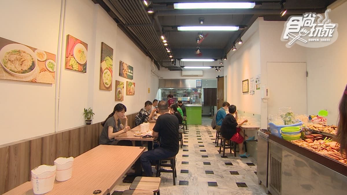 店內乾淨明亮，還有涼爽的冷氣吹挺不錯的。