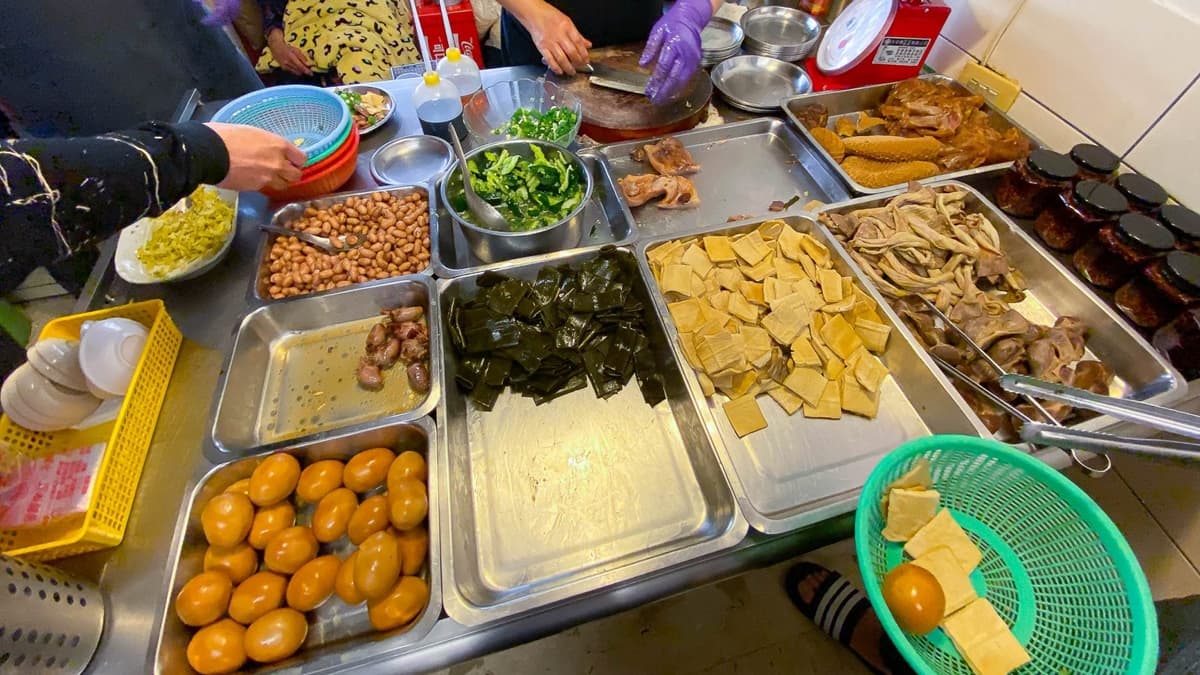 每桌都必點的滷菜有花生、白豆干、小黃瓜，滷牛筋也很不錯。（圖片來源：台南好FOOD遊）