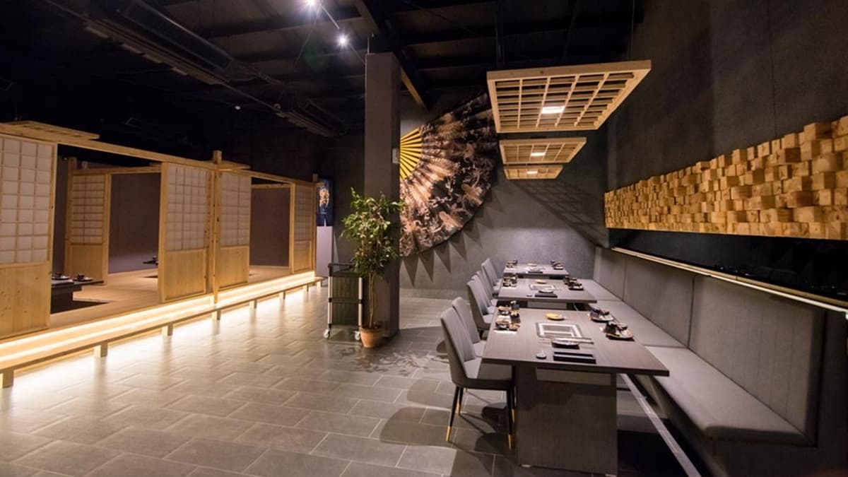 店內環境裝潢走日式風格，以簡單的木頭原色為主。（圖片來源：南人幫-Life in Tainan）