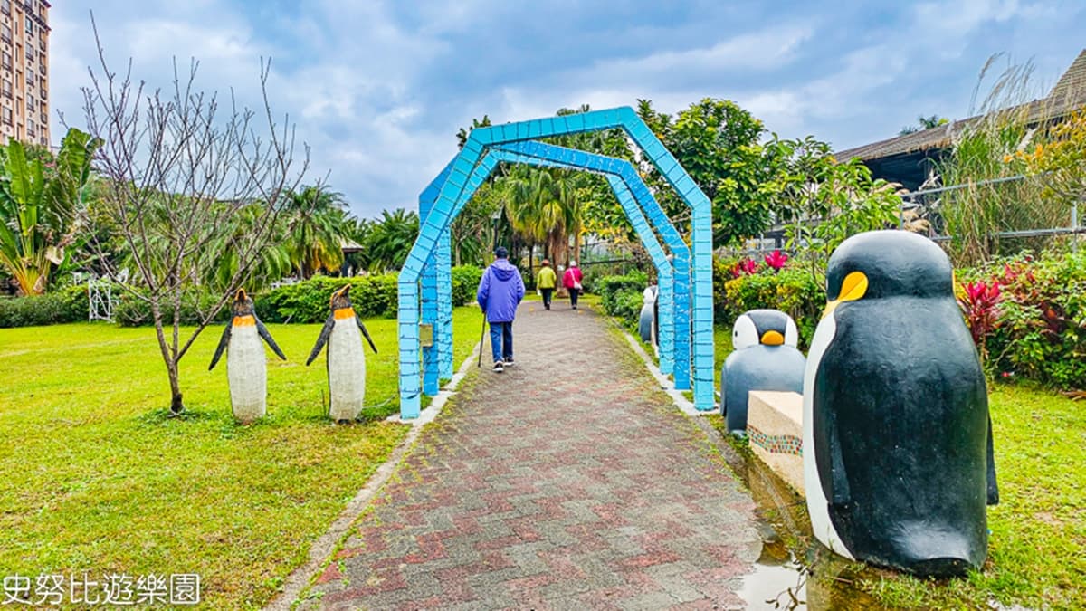 公園裡設有景觀步道，有企鵝立體公仔、休憩座椅等裝置，看了都有好心情。（圖片來源：史努比遊樂園）