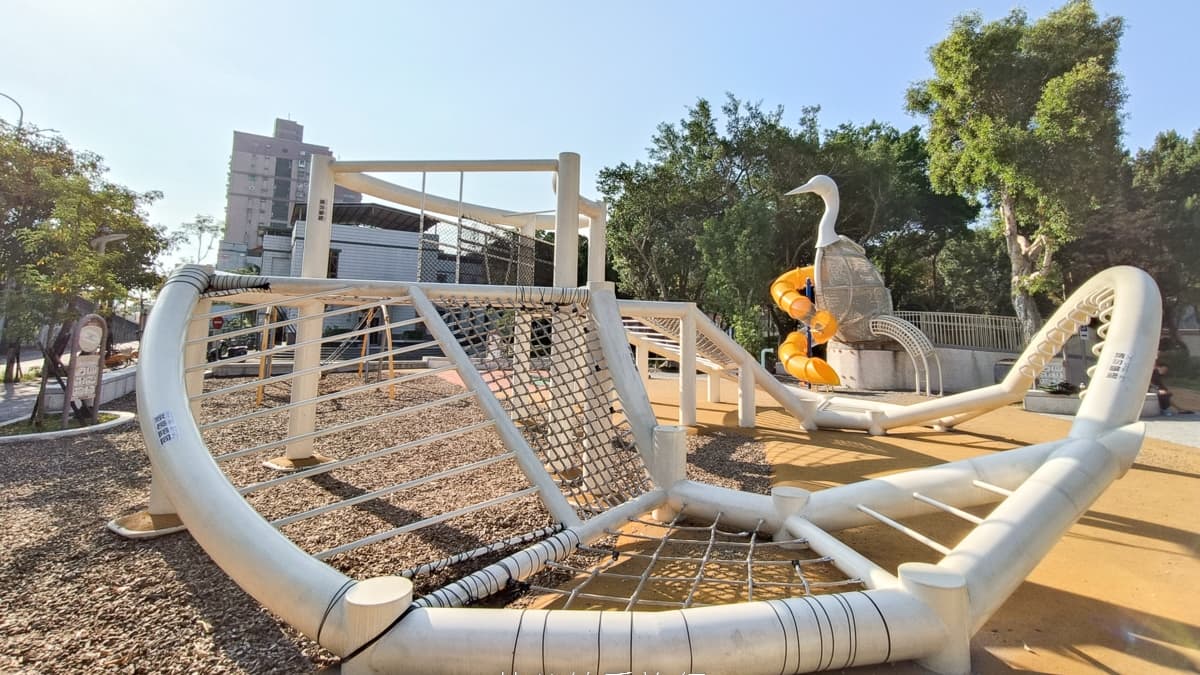 雙翼爬網遊戲區是公園裡比較大型的遊具，愛爬高的小孩會很喜歡。（圖片來源：艾莉絲愛旅行）