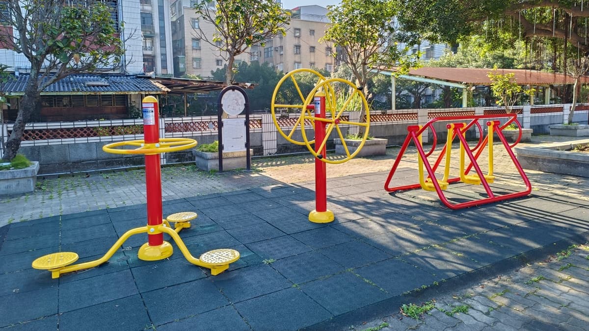 公園裡也有多種適合成人使用的體健設施。（圖片來源：艾莉絲愛旅行）