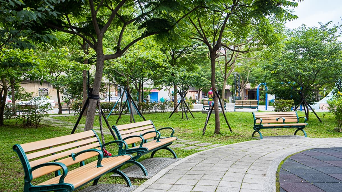 公園裡設置了許多休憩座椅，還有種植不少綠樹，整體環境乾淨清新。（圖片來源：史努比遊樂園）