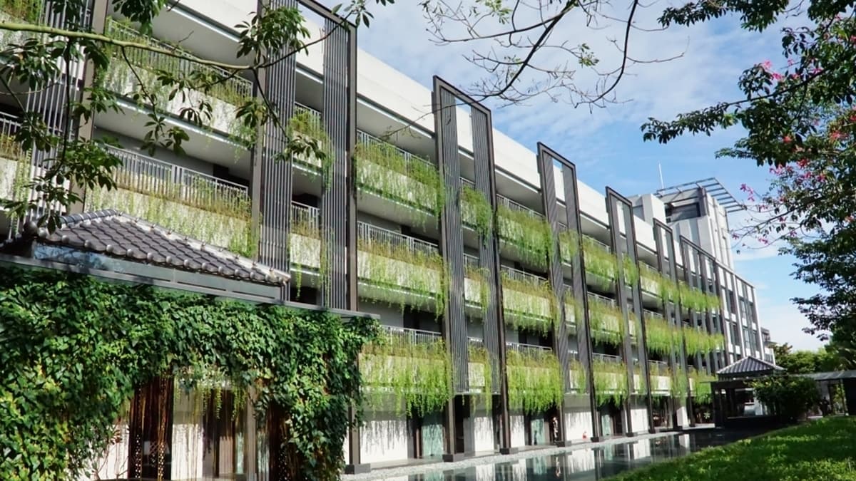 酒店的綠建築外觀巧妙結合大自然質樸美感，並融合花蓮美麗的地景。（圖片來源：秧悦美地度假酒店）