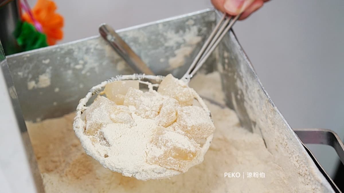 將冰鎮過後的涼粉均勻撒上麵茶粉，就大功告成啦！（圖片來源：PEKO の Simple Life）