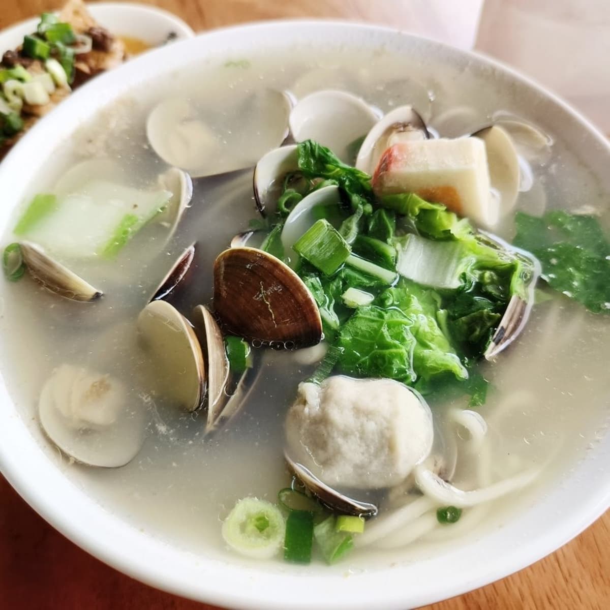 第二碗半價！桃園「超狂海鮮拉麵」蛤仔多到看不見麵，吃２碗免200元CP值破表