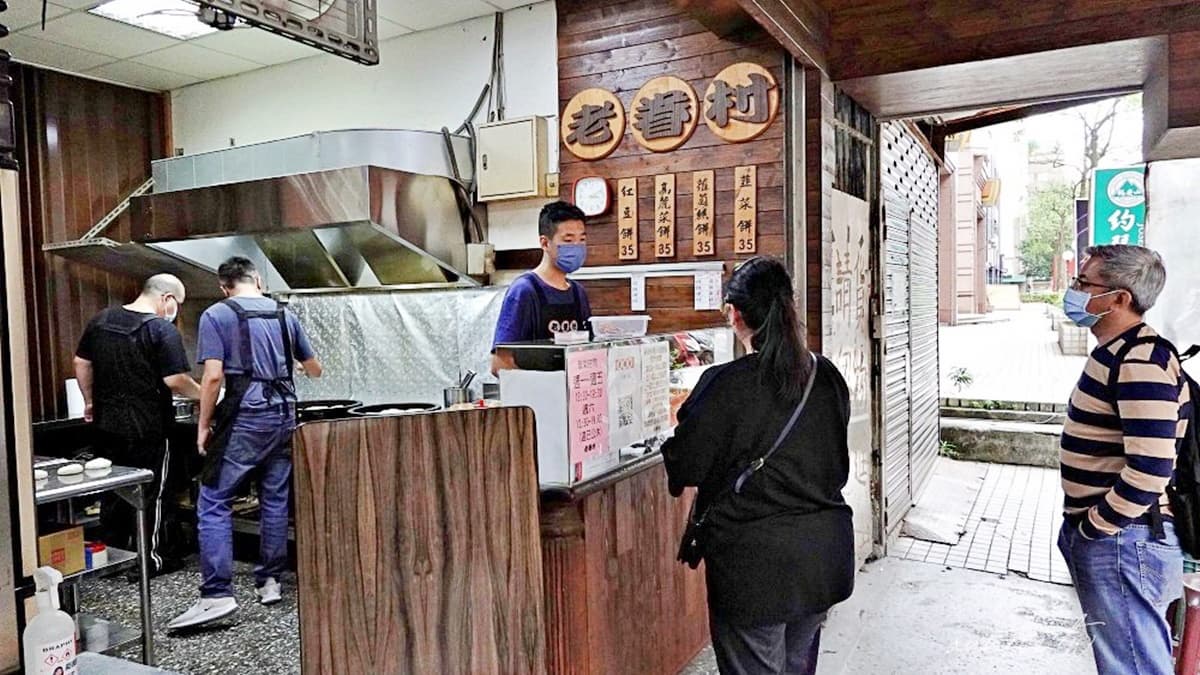 店家生意不錯，且現場可以看到工作人員現包、現煎。（圖片來源：水晶安蹄不務正業過生活）