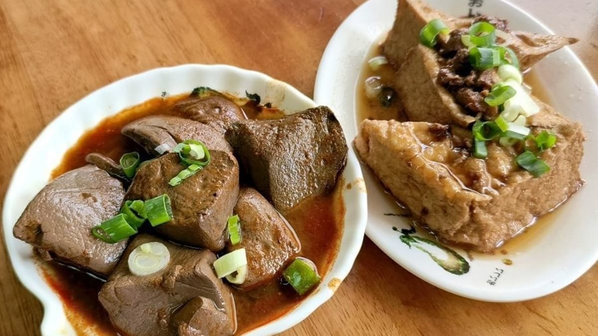 「麻辣鴨血」和「油豆腐」口感軟嫩多汁，當作配菜很不錯。（圖片來源：大口老師的走跳學堂!）
