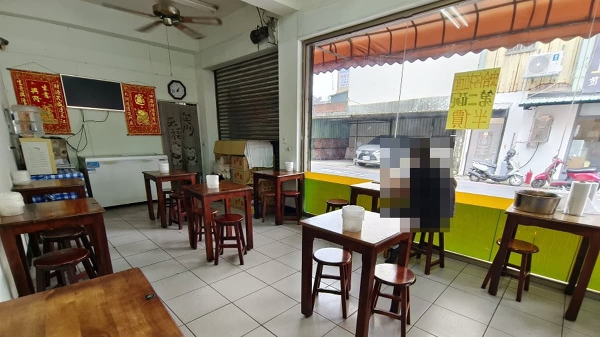 店內設有簡單的用餐區，大約只有９張桌椅。（圖片來源：大口老師的走跳學堂!）