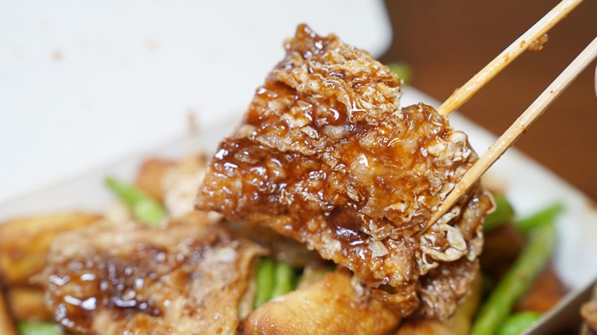 豆皮沾了甜甜的特調醬汁真的很好吃。（圖片來源：跳躍的宅男）