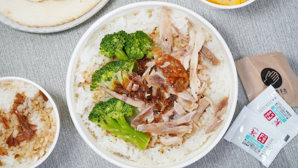 「手撕雞肉飯」對於一般食量的人來說，不會太有負擔又能吃得飽。（圖片來源：柚香魚子醬的蹦蹦跳跳）