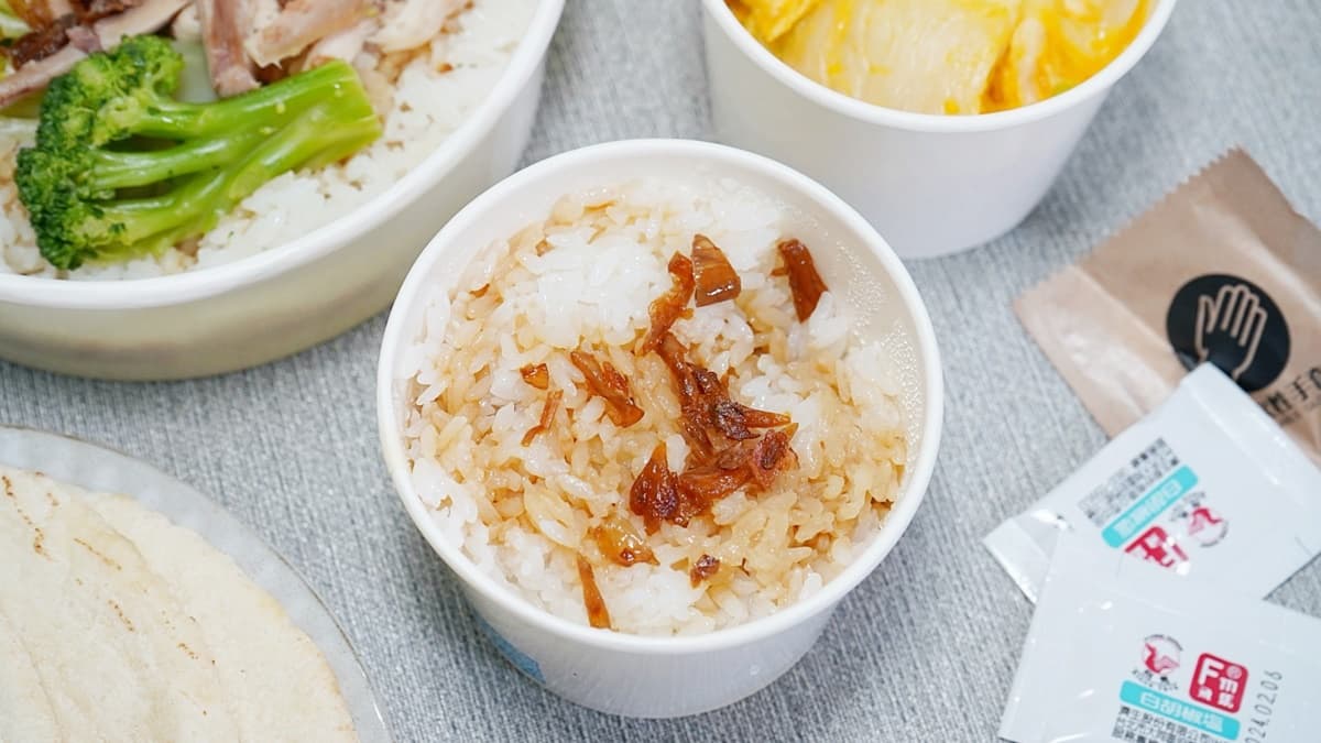 「雞油飯」加入了雞油、醬油與油蔥，吃起來屬於細緻的鹹甜風味。（圖片來源：柚香魚子醬的蹦蹦跳跳）