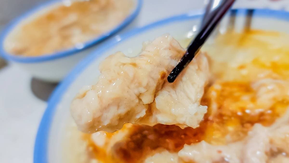 肉羹有調味過，吃起來軟嫩又香，不愛吃肉羹的人也會淪陷。（圖片來源：小佳的幻想世界）