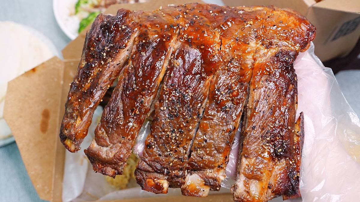 「豬肋排」吃得到肉質的扎實鮮甜，好咬不柴澀。（圖片來源：柚香魚子醬的蹦蹦跳跳）