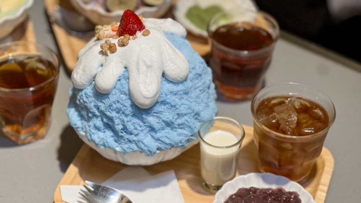 「雪藏富士山」使用鮮奶＋蝶豆花製作，裡頭還藏了１顆鮮奶布丁。（圖片來源：花露露の花花世界）