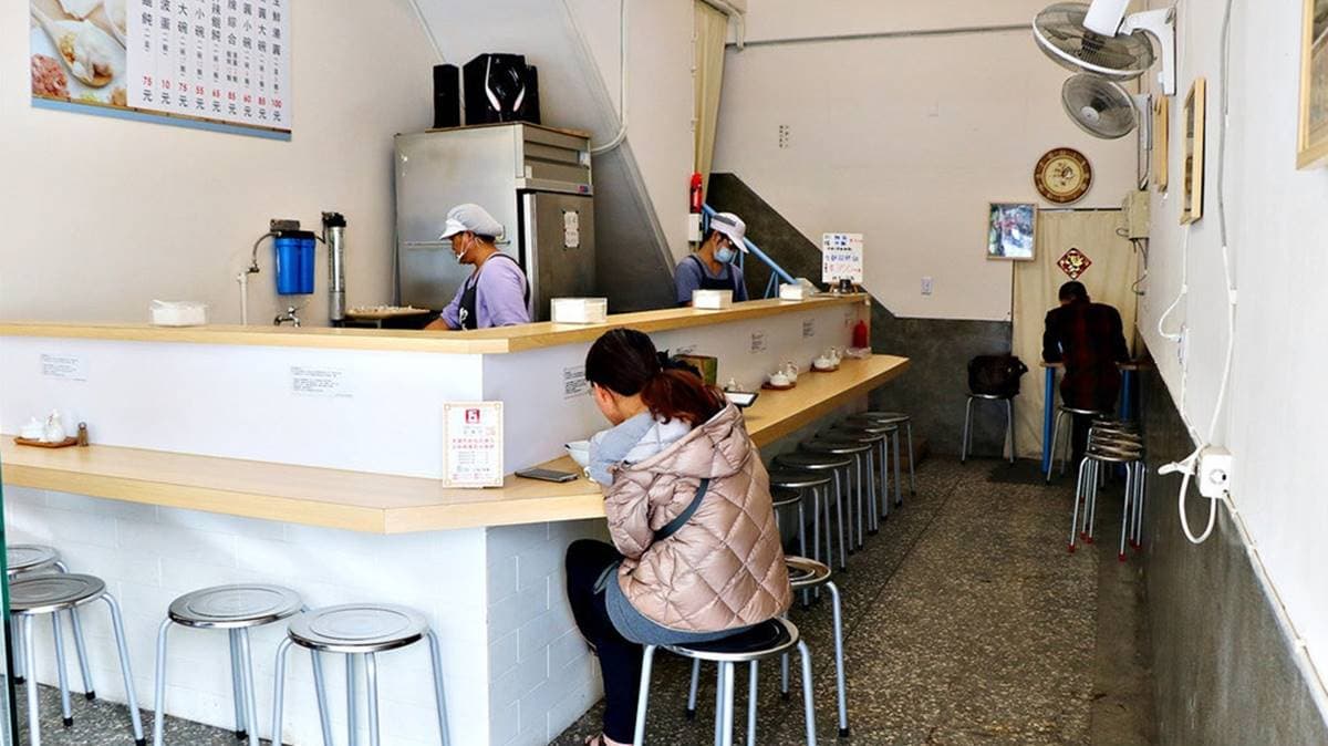 創始店店面不算大，內部吧檯建得很像日式料理店。（圖片來源：敦小蓮の食旅錄）