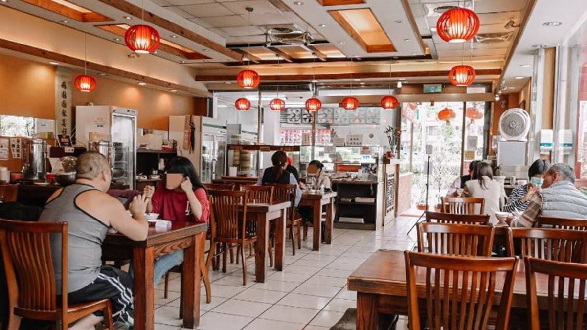 店內大紅燈籠高高掛，古色古香的裝潢很有中式特色。（圖片來源：女子的休假計劃）
