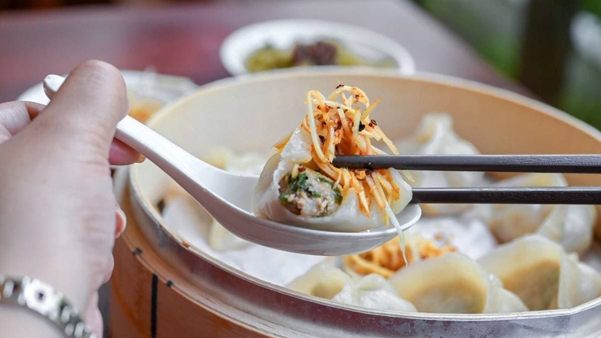 「塔香鮮肉煎餃」咬開滿滿湯汁，配上薑絲、辣椒超好吃。（圖片來源：女子的休假計劃）