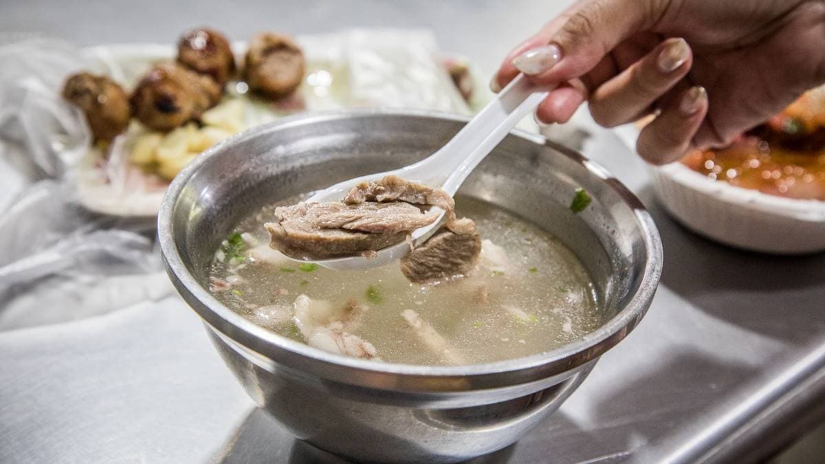 骨仔肉湯也是網路很多人推薦，肉質不乾柴，湯頭是大骨湯頭挺清甜的。（圖片來源：大手牽小手。玩樂趣）
