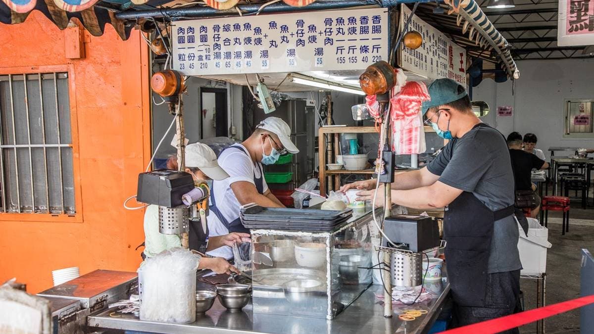 聽說以前是這老攤車在外面賣，後來才有搭建鐵皮屋。（圖片來源：大手牽小手。玩樂趣）