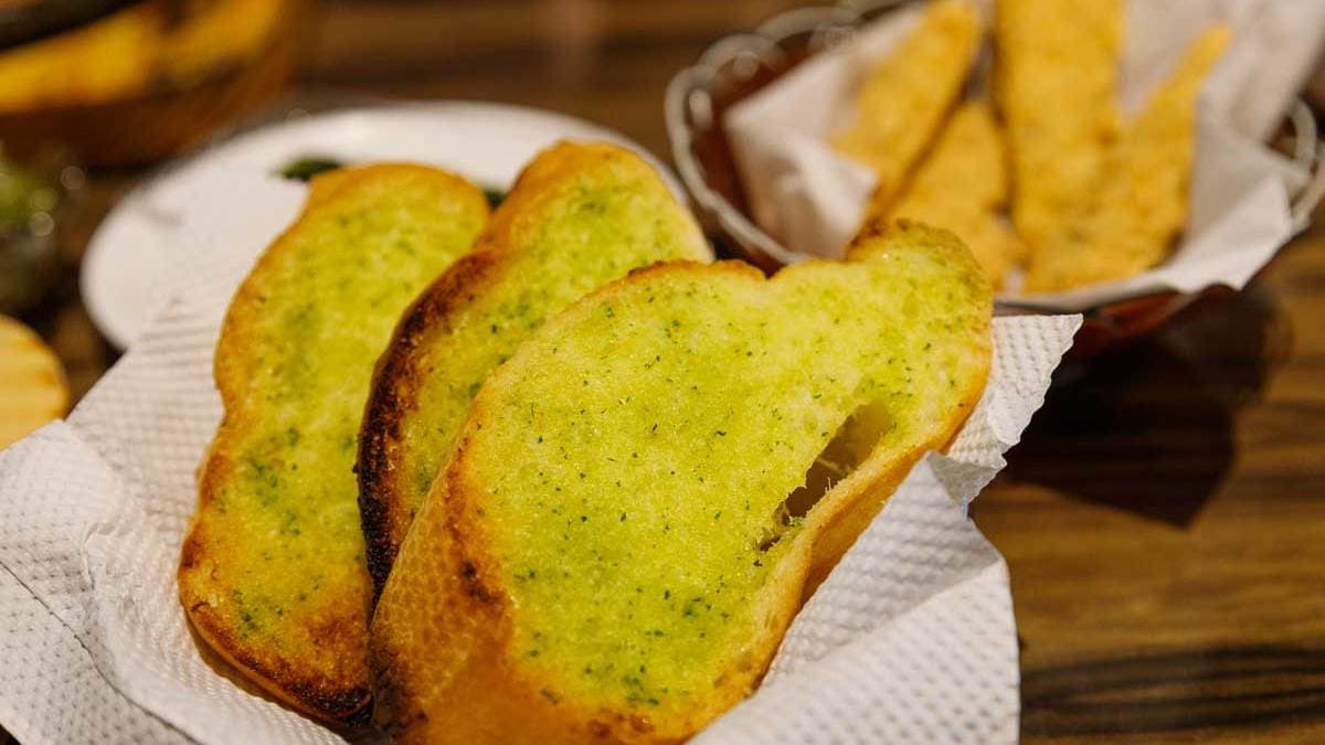 金黃酥脆可口的麵包抹上香蒜，非常開胃。（圖片來源：出發吧沃爾夫）