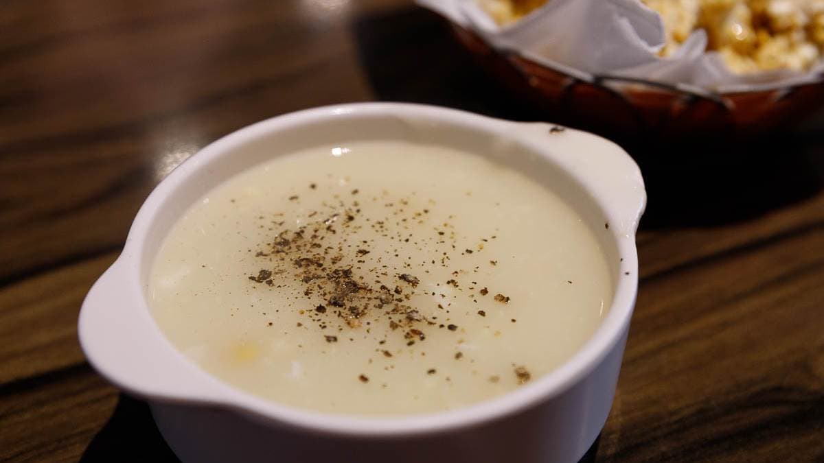 加胡椒粉的玉米濃湯味道很濃郁，裡面的料也很多。（圖片來源：出發吧沃爾夫）