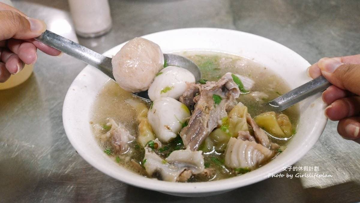 綜合骨仔肉湯可一次吃到糯米水餃、餛飩和骨仔肉。（圖片來源：女子的休假計劃）