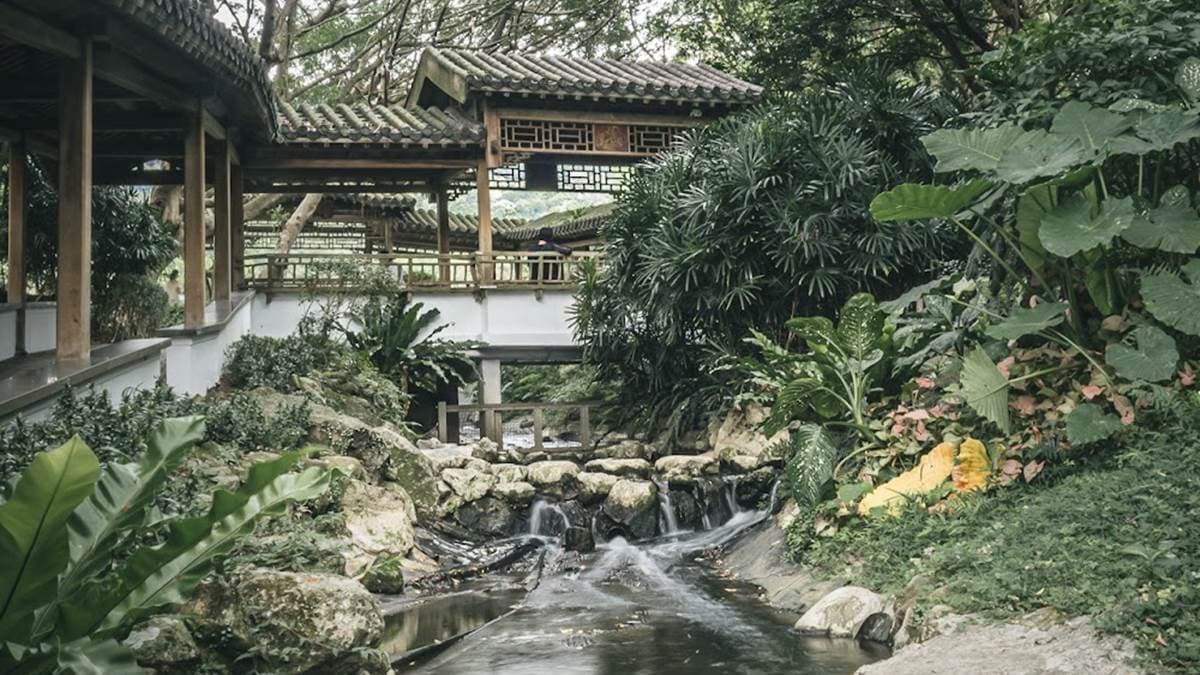 迴廊十分靜謐，彷彿進入了古色古香的祕境。（圖片來源：是艾思，不是火拳。）