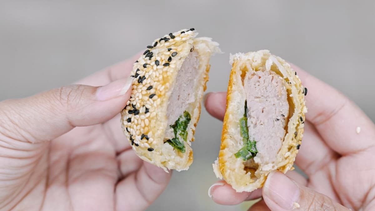 「鮮肉酥餅」內裡肉餡很扎實，吃起來很鮮美。（圖片來源：女子的休假計劃）