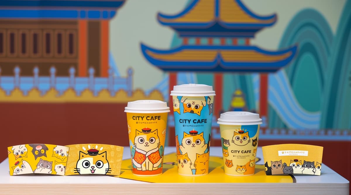 CITY CAFE主題店獨家專屬聯名杯與杯套。